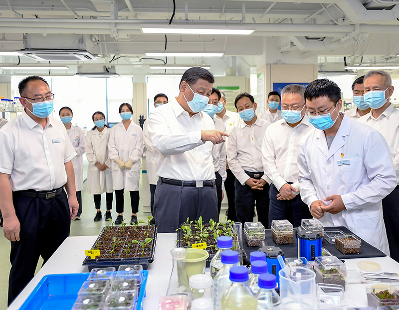 2022年4月10日至13日，中共中央總書記、國家主席、中央軍委主席習(xí)近平在海南考察。這是10日下午，習(xí)近平在位于三亞市崖州灣科技城的崖州灣種子實(shí)驗(yàn)室考察。