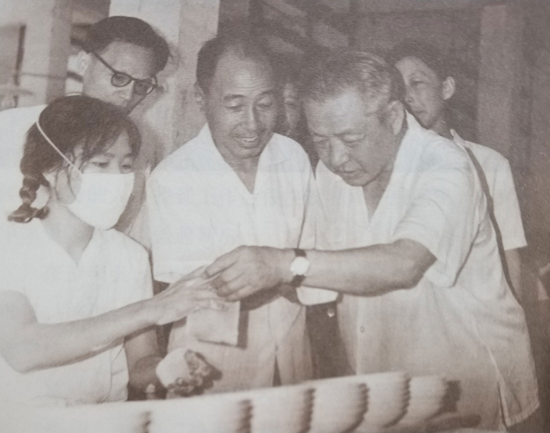 習(xí)仲勛在廣東積極探索國(guó)有企業(yè)改革的路子，支持并推廣“清遠(yuǎn)經(jīng)驗(yàn)”，擴(kuò)大企業(yè)自主權(quán)，提高企業(yè)生產(chǎn)效率。圖為習(xí)仲勛考察企業(yè)，了解企業(yè)生產(chǎn)和改革情況。