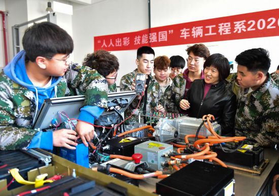 2021年4月16日，在山西工程科技職業(yè)大學，老師在指導學生進行電池檢測。新華社記者 柴婷 攝