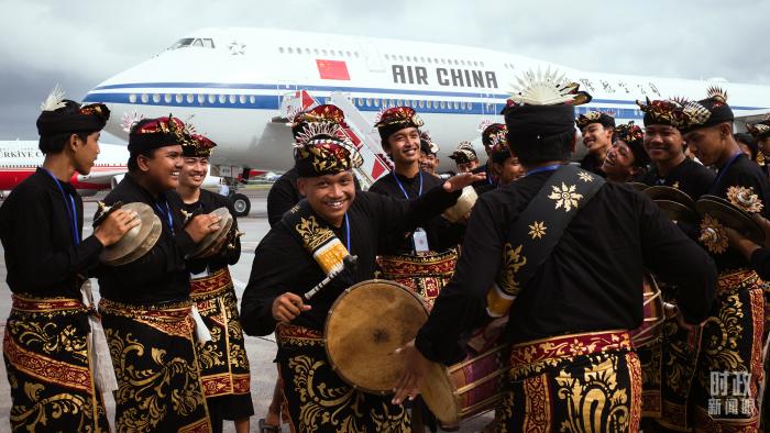 △印尼當(dāng)?shù)厝罕娸d歌載舞歡迎習(xí)主席抵達(dá)巴厘島。(總臺央視記者王哈男拍攝)