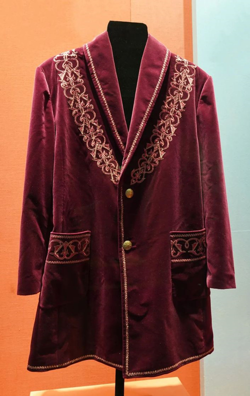 2013年9月，時(shí)任哈薩克斯坦總統(tǒng)納扎爾巴耶夫贈(zèng)送習(xí)近平主席的哈薩克斯坦民族服裝。