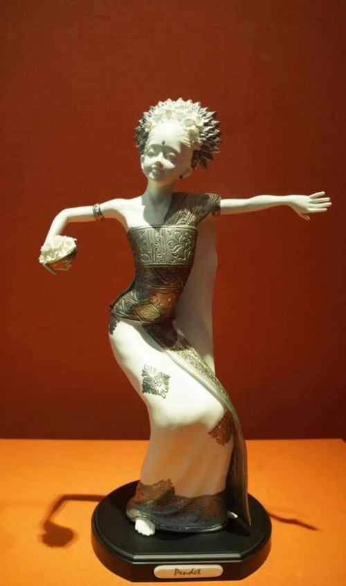 2013年10月，時(shí)任印度尼西亞總統(tǒng)蘇西洛贈(zèng)送習(xí)近平主席的鑲錫瓷塑舞者。