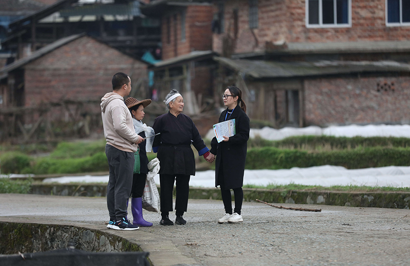 2022年3月24日，在廣西柳州市三江侗族自治縣良口鄉(xiāng)南寨村，紀(jì)檢監(jiān)察干部（右一、左一）在了解惠農(nóng)政策落實情況。