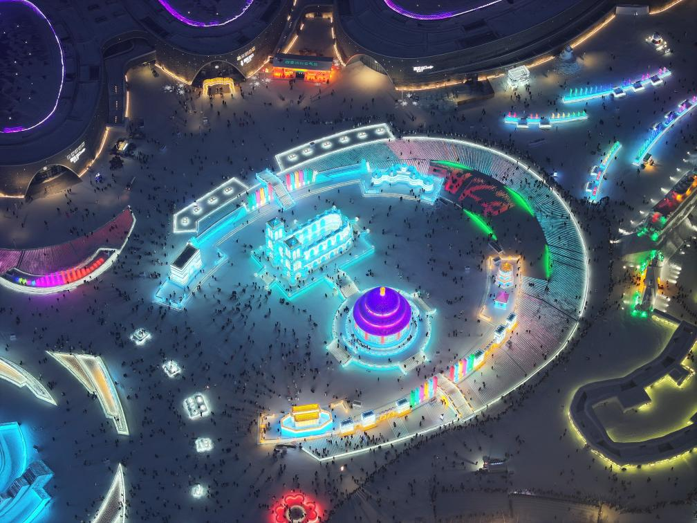 這是2023年12月27日在哈爾濱冰雪大世界拍攝的以巴黎圣母院和北京天壇為核心的冰建景觀群。