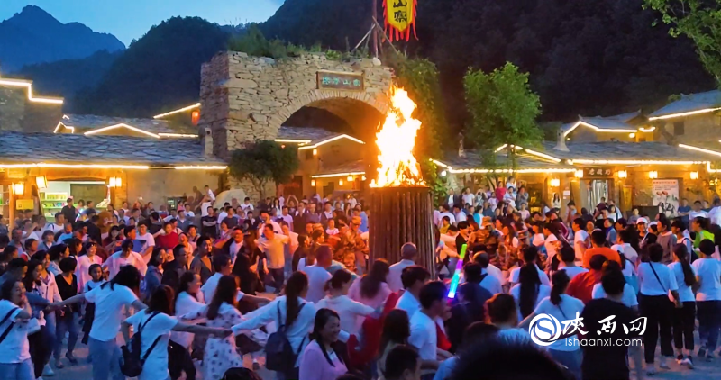 朱家灣終南山寨里的游客們舉辦篝火晚會(huì)